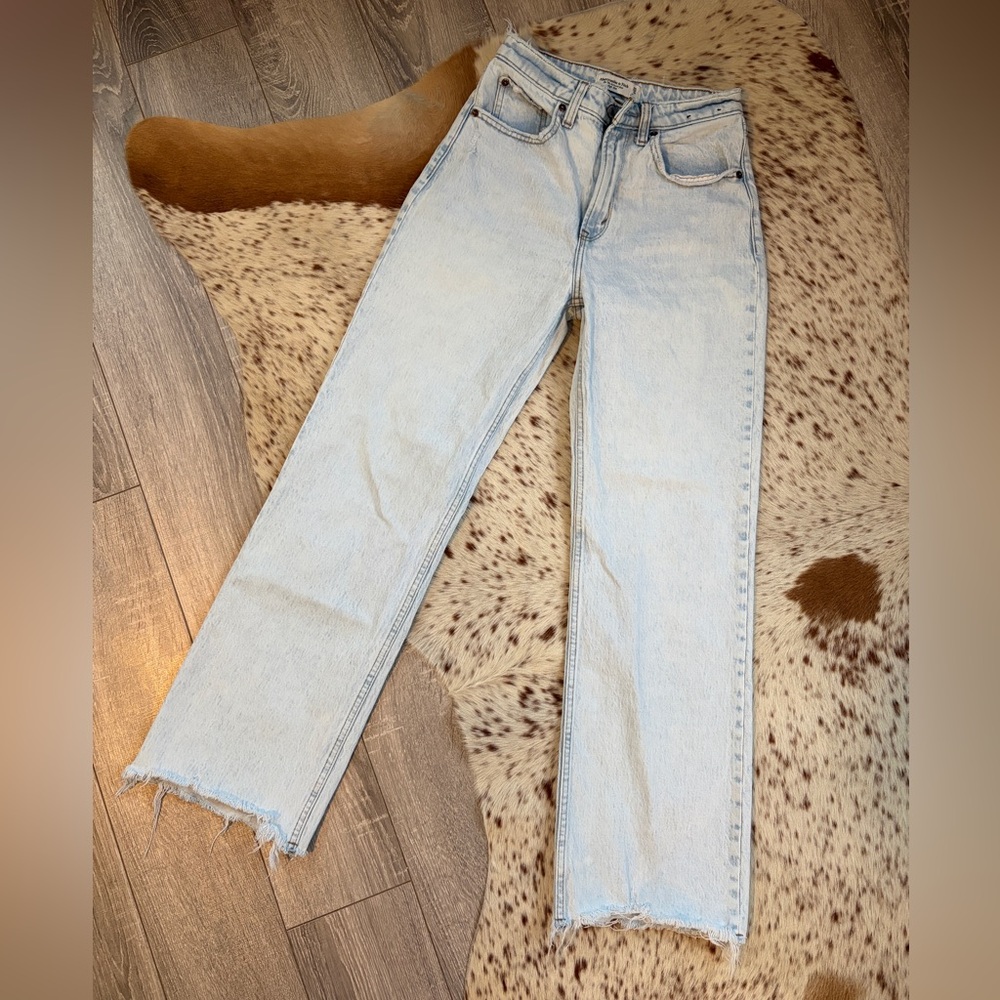 Abercrombie & Fitch 90’s Relaxed Straight Leg Jeans- Curve Love